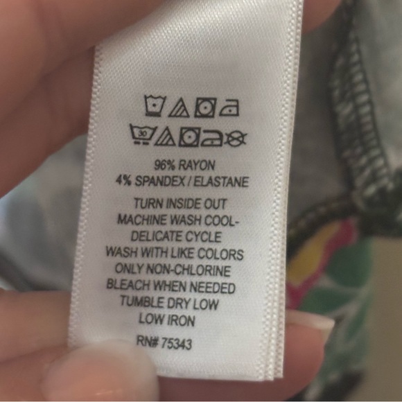 CYNTHIA ROWLEY Floral Flowy Short Sleeve Top - Picture 5 of 5